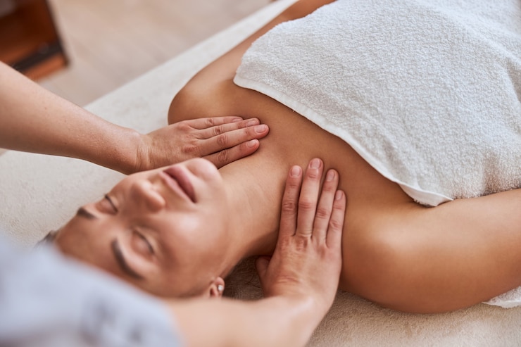 Foto jovem atraente em salão de massagens passando por procedimentos de beleza e saúde