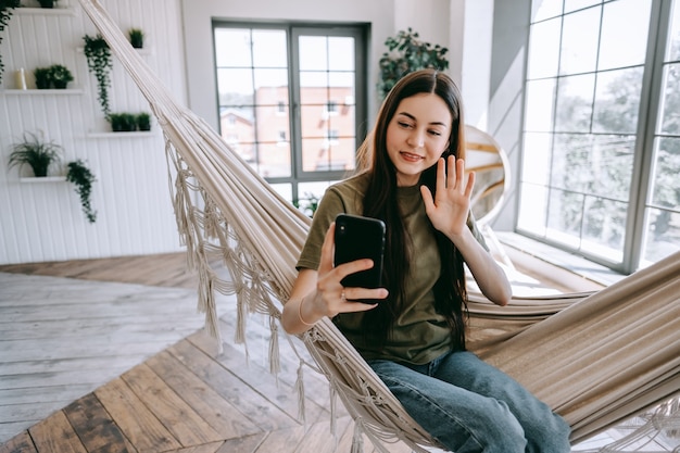 Jovem atraente feliz relaxando em casa