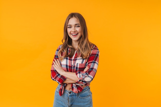 jovem atraente feliz vestindo camisa xadrez sorrindo isolado