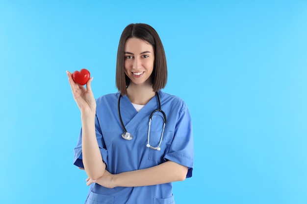 Jovem atraente médica em fundo azul