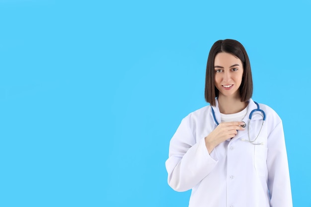 Jovem atraente médica em fundo azul