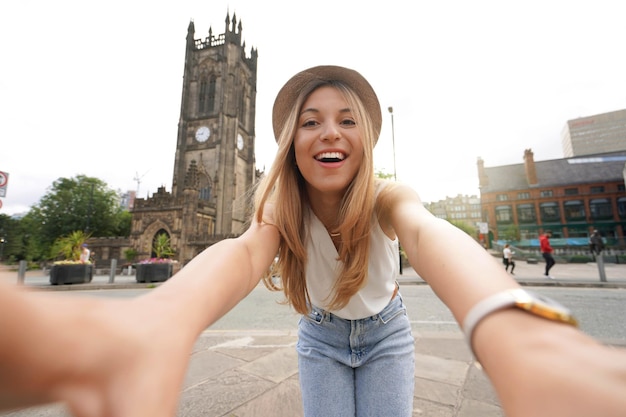 Jovem atraente tira auto-retrato em Manchester Inglaterra Reino Unido