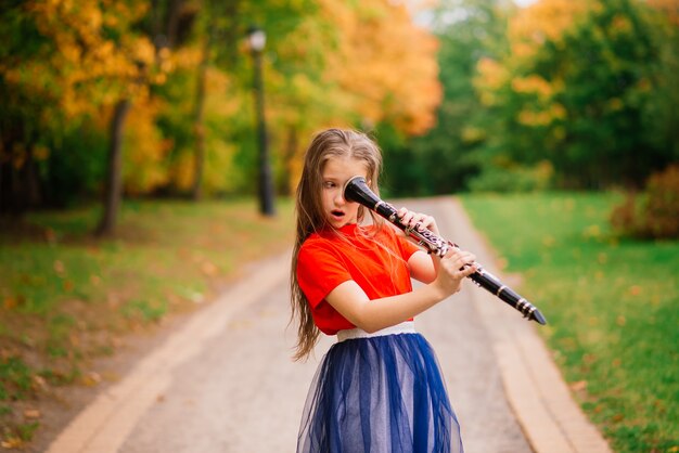 Jovem atraente tocando clarinete