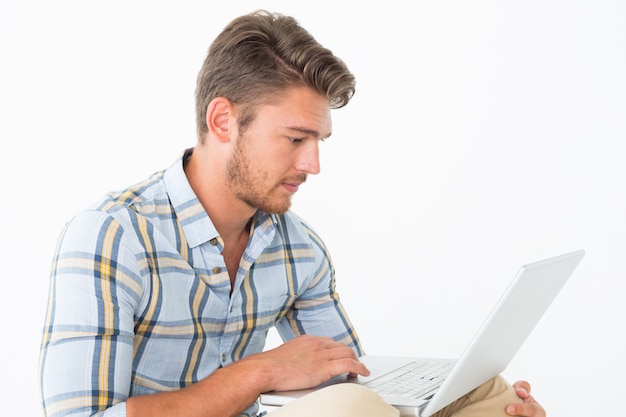 Jovem atraente usando laptop