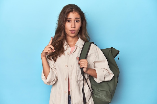 Jovem aventureiro pronto para explorar com mochila tendo um ótimo conceito de criatividade