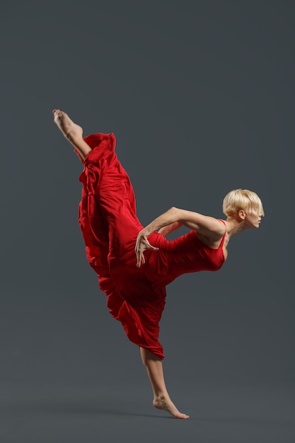 Jovem bailarina com vestido vermelho.