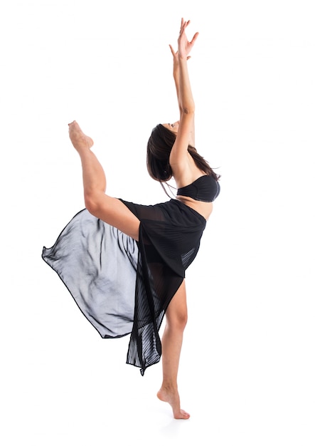 Foto jovem bailarina posando sobre fundo branco