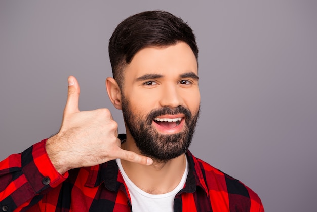 Jovem barbudo bonito pedindo para ligar para ele