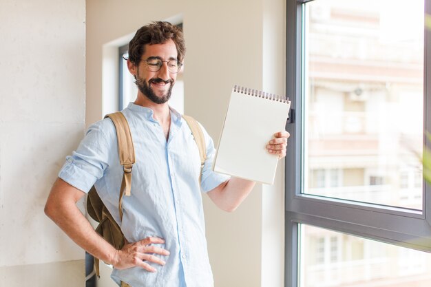 Jovem barbudo com um caderno