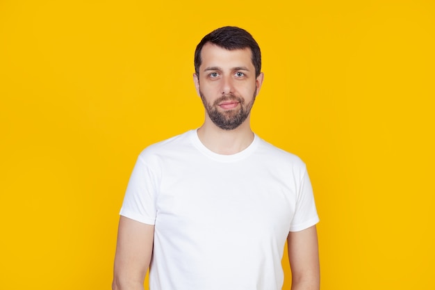 Jovem barbudo com uma camiseta branca