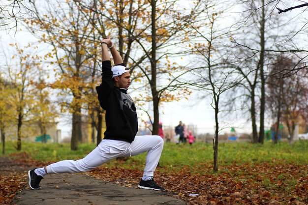 Jovem barbudo em um parque de outono