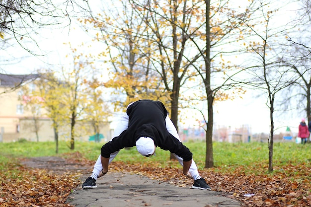 Jovem barbudo em um parque de outono