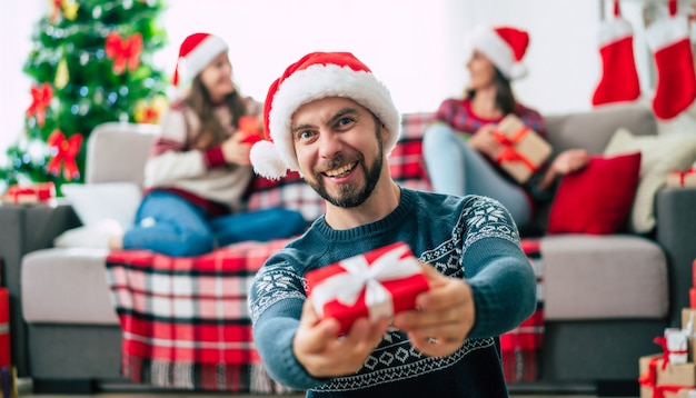 Jovem barbudo feliz com um chapéu de papai noel