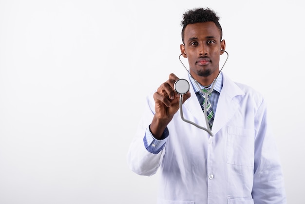 Foto jovem barbudo médico contra branco