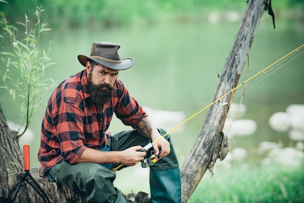 Jovem barbudo pescando em um lago ou rio Flyfishing