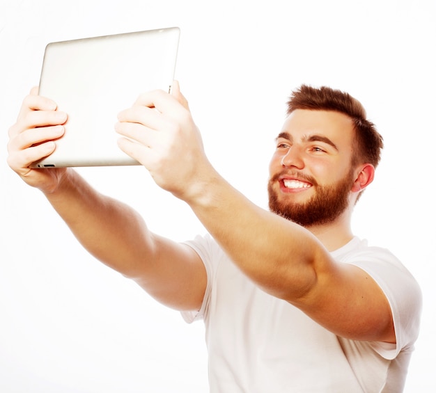 Jovem barbudo segurando o tablet