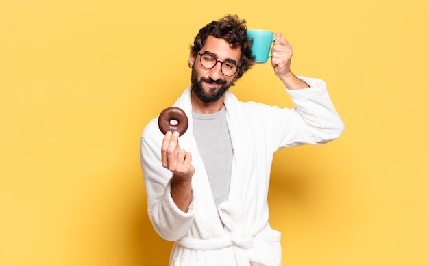 Jovem barbudo vestindo roupão de banho