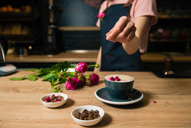 Jovem barista fazendo café raf rosa