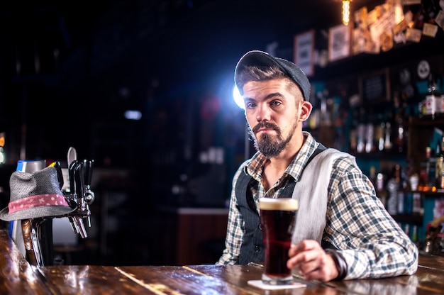 Jovem bartender criando um coquetel em boteco