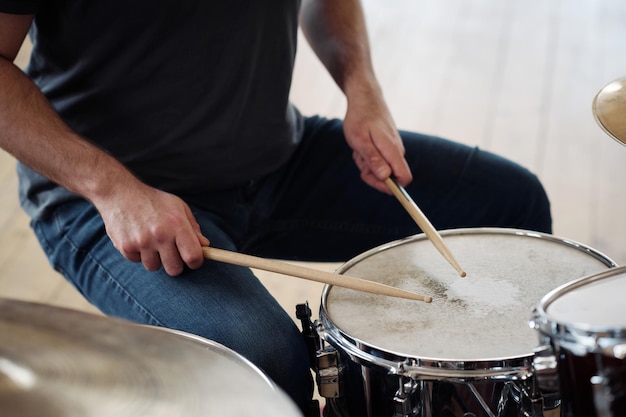 Jovem baterista ativo tocando bateria