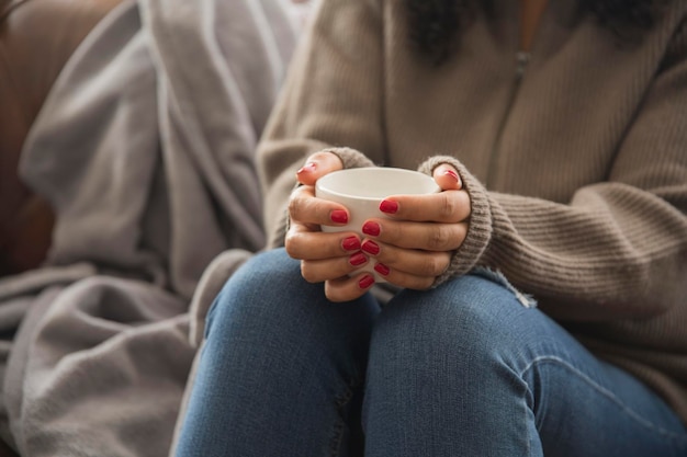 Jovem bebendo chá lendo um livro