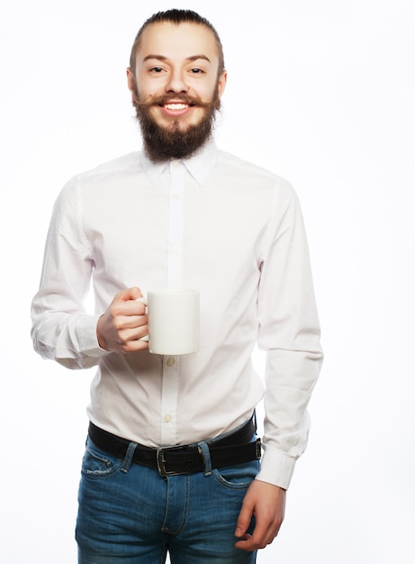 Jovem bebendo uma xícara de café