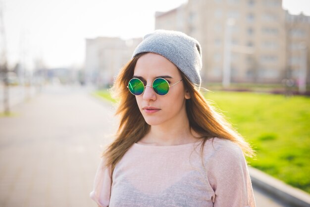 jovem bela e bela mulher de hipster