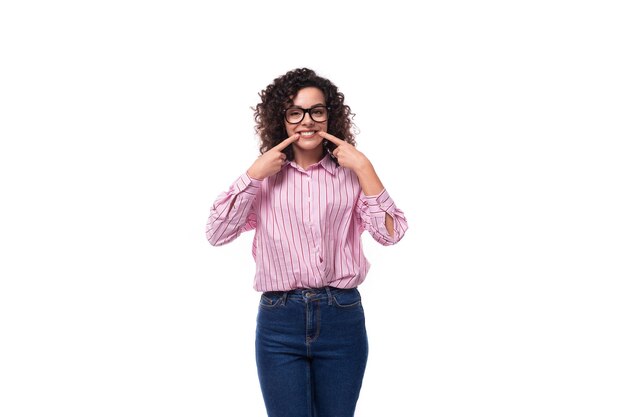 Foto jovem bela mulher morena encaracolada em uma blusa listrada rosa pessoas conceito de estilo de vida