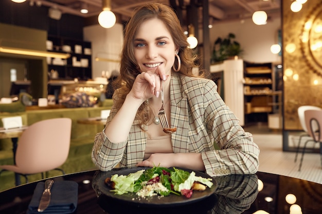 Foto jovem bela mulher sorridente, comer alimentos saudáveis