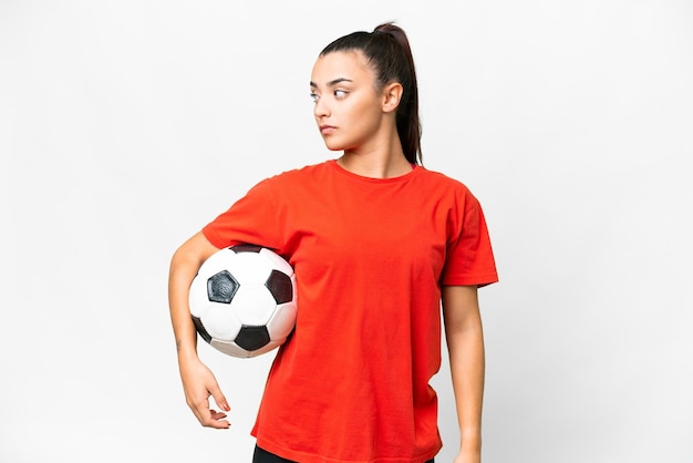 Jovem beleza sobre fundo branco isolado com bola de futebol