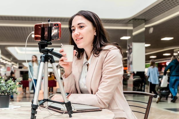 Jovem blogueira fazendo vlogging no shopping