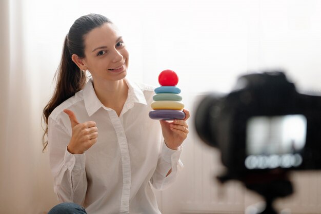 Foto jovem blogueira feminina com câmera