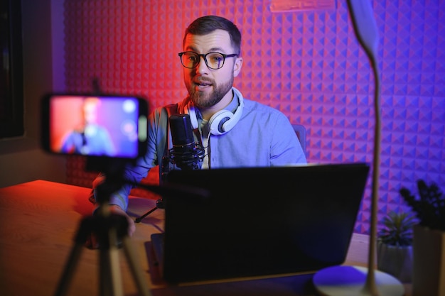 Jovem blogueiro gravando vídeo dentro de casa