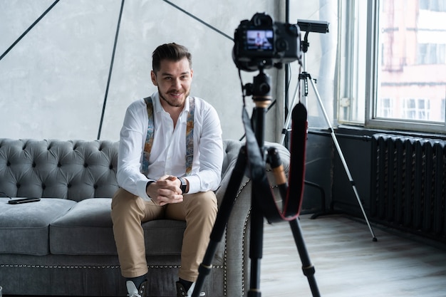 Jovem blogueiro gravando vídeo em casa.