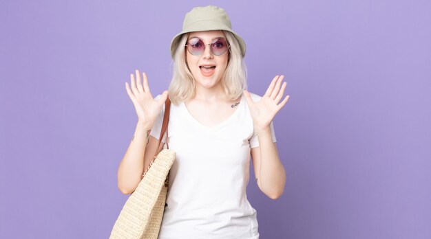 Jovem, bonita, albina, sentindo-se feliz e surpresa com algo inacreditável. conceito de verão