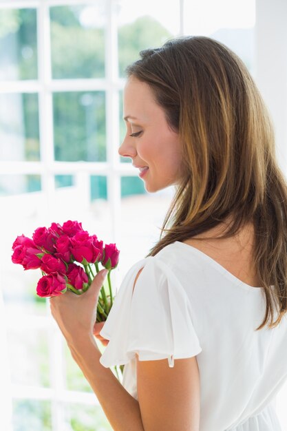 Foto jovem bonita e bonita com flores