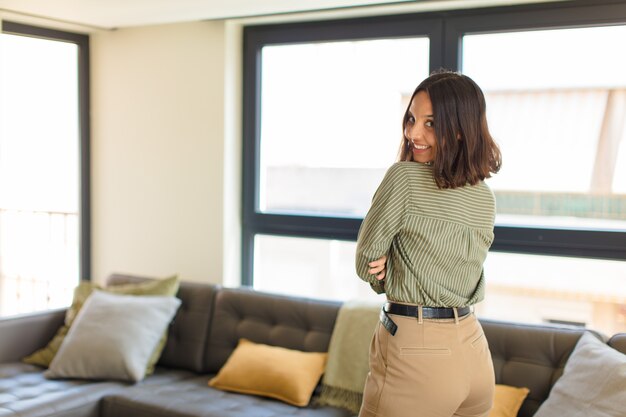 Foto jovem bonita em casa