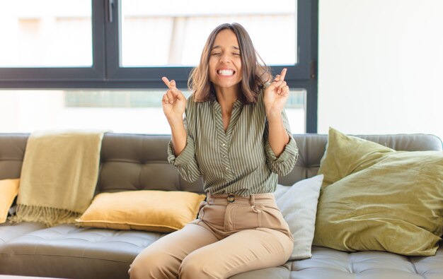 jovem bonita em casa