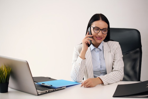 Jovem bonita empresária no escritório