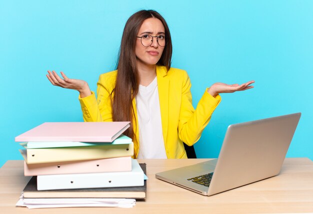 Jovem bonita empresária se sentindo perplexa e confusa