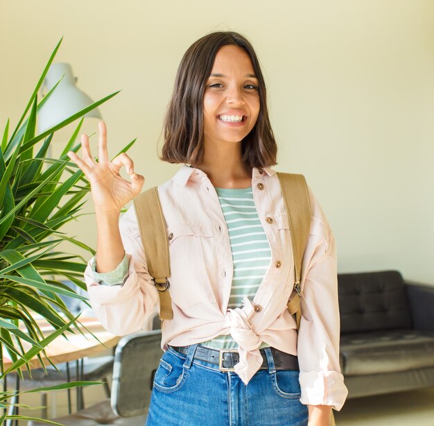 Jovem bonita estudante em casa