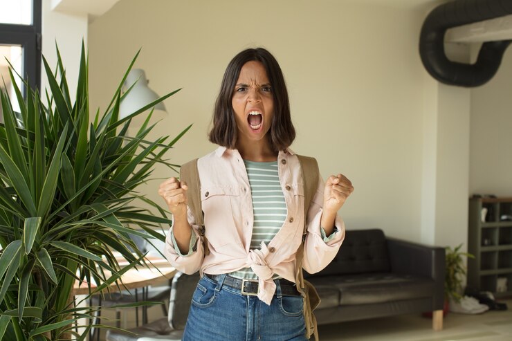 Foto jovem bonita estudante em casa