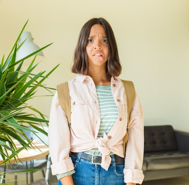 Jovem bonita estudante em casa