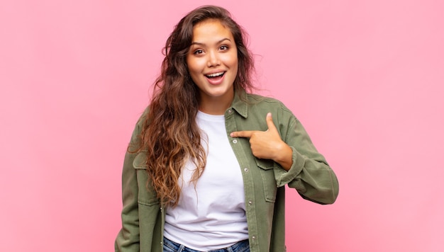 jovem bonita gesticulando