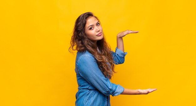 Jovem bonita gesticulando