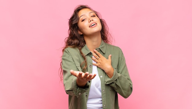 jovem bonita hispânica contra uma parede isolada