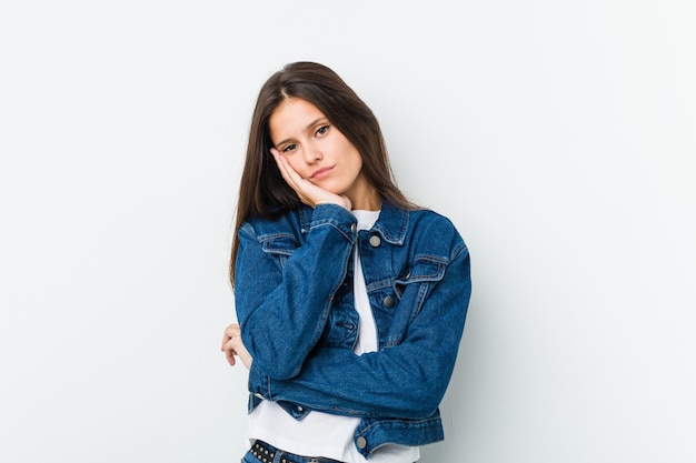 Jovem bonita que está entediado, cansado e precisa de um dia de relaxamento.