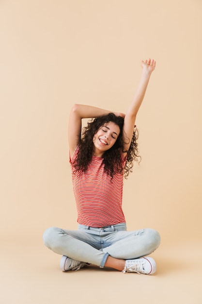 Foto jovem bonita sentada alongamento isolado.