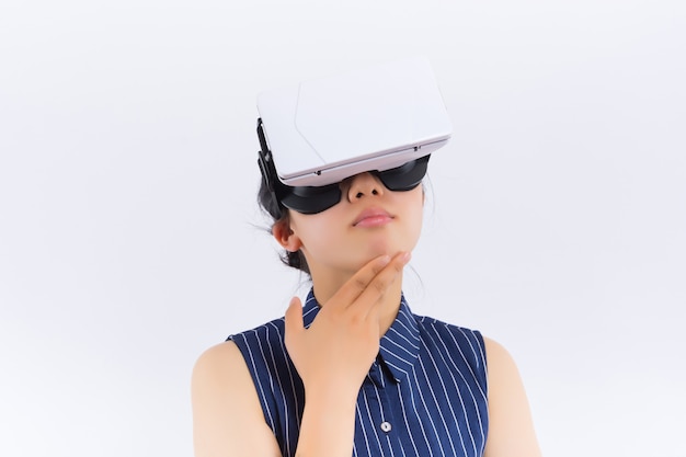 Jovem bonita usando óculos de realidade virtual relaxada pensando em algo