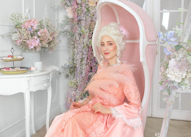 Jovem bonita vestida de vestido real rosa marie antoinette cosplay